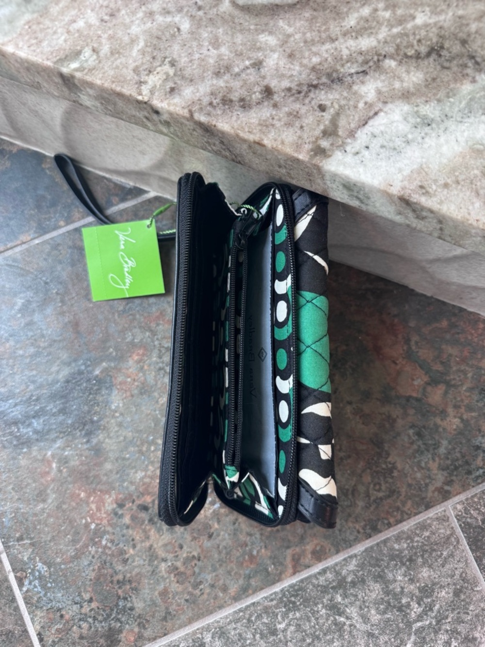 NWT Vera Bradley Green Black and White Quilted Imperial Rose Wristlet - Picture 3 of 7